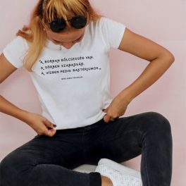   A borban bölcsesség van, a sörben szabadság, a vízben pedig baktériumok. - Női póló / Fehér