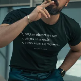   A borban bölcsesség van, a sörben szabadság, a vízben pedig baktériumok. - Férfi póló / Fekete